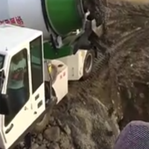 [施工視頻]這么陡的坡路施工，安全性、平衡性弱的車都不行