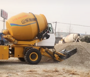 自上料攪拌車好操作嗎？易學(xué)嗎？