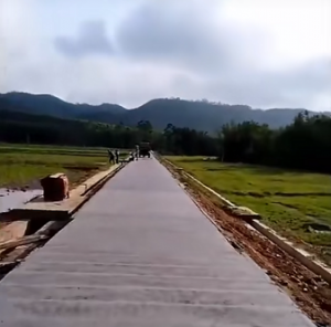 崎嶇！狹窄！坡路！魯樽自上料攪拌車在艱難山區(qū)創(chuàng)造無(wú)限可能！