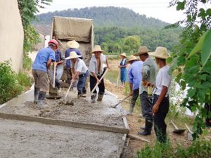修路人手不足怎么辦？自動(dòng)上料攪拌車以一頂五！
